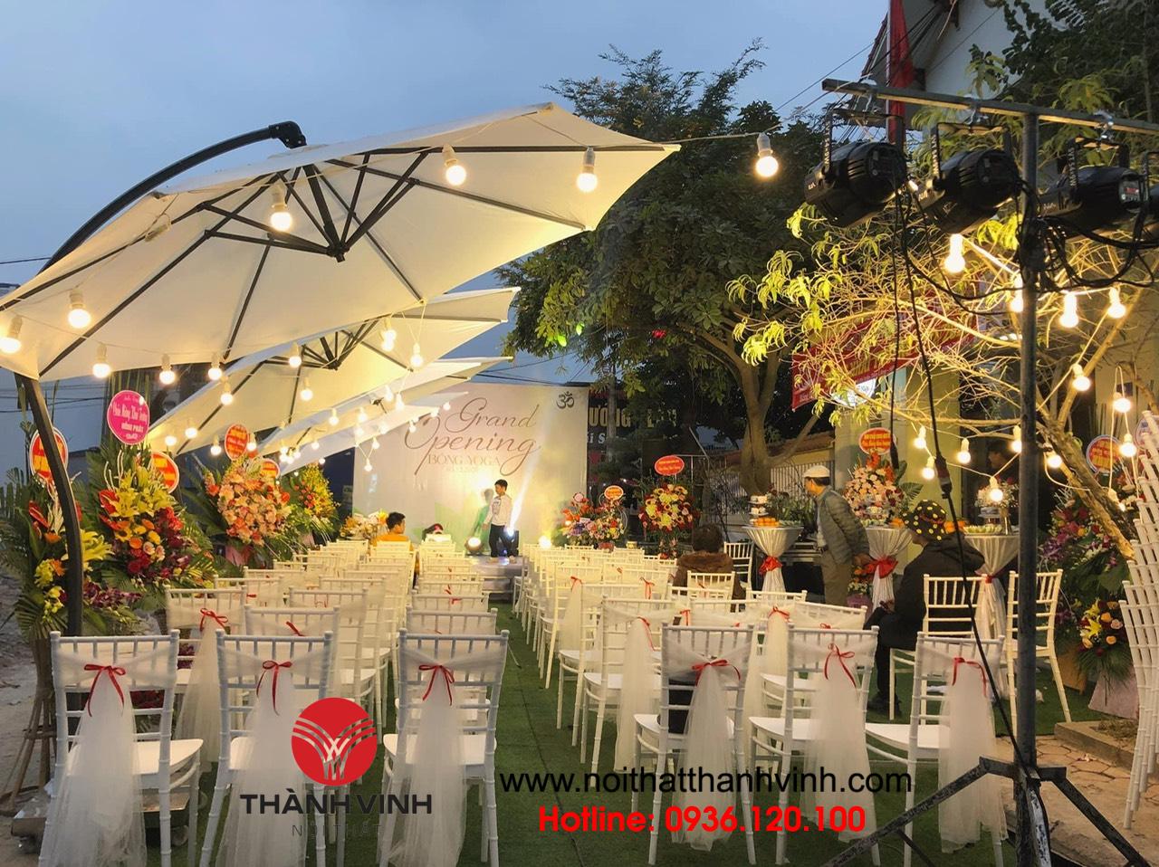 Ghế chiavari nhựa trào lưu được ưa chuộng ở các sự kiện hiện nay 3 Ghế Tiffany nhựa dùng được cả trong bữa tiệc trong nhà và ngoài trời