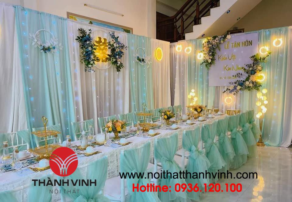 Ghế chiavari nhựa đúc kết hợp với phụ kiện làm nổi bật không gian