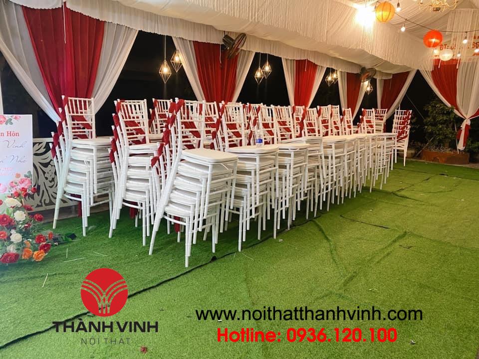 Ghế chiavari nhựa dễ dàng xếp chồng lên nhau