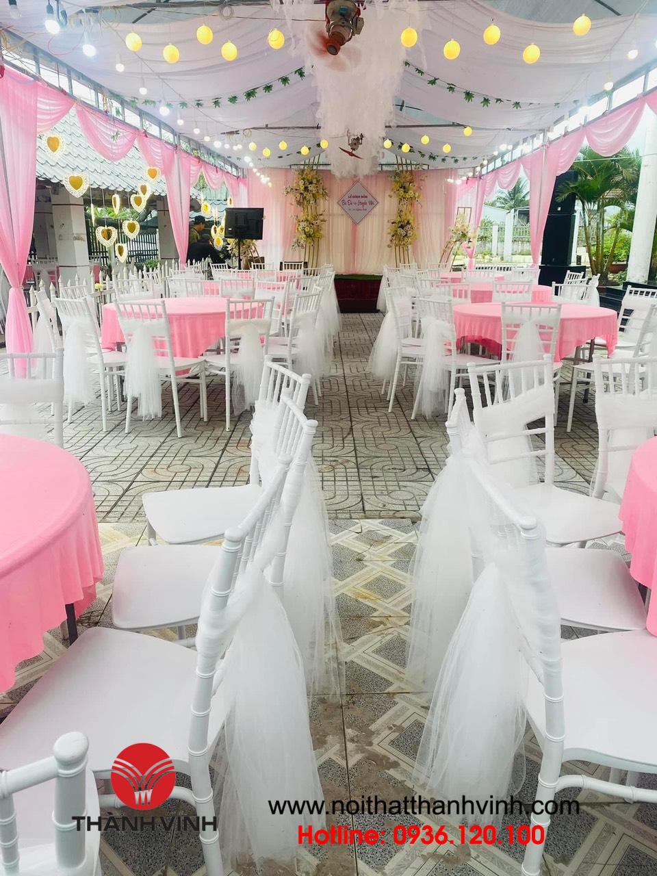 Ghế chiavari nhựa cho tiệc cưới