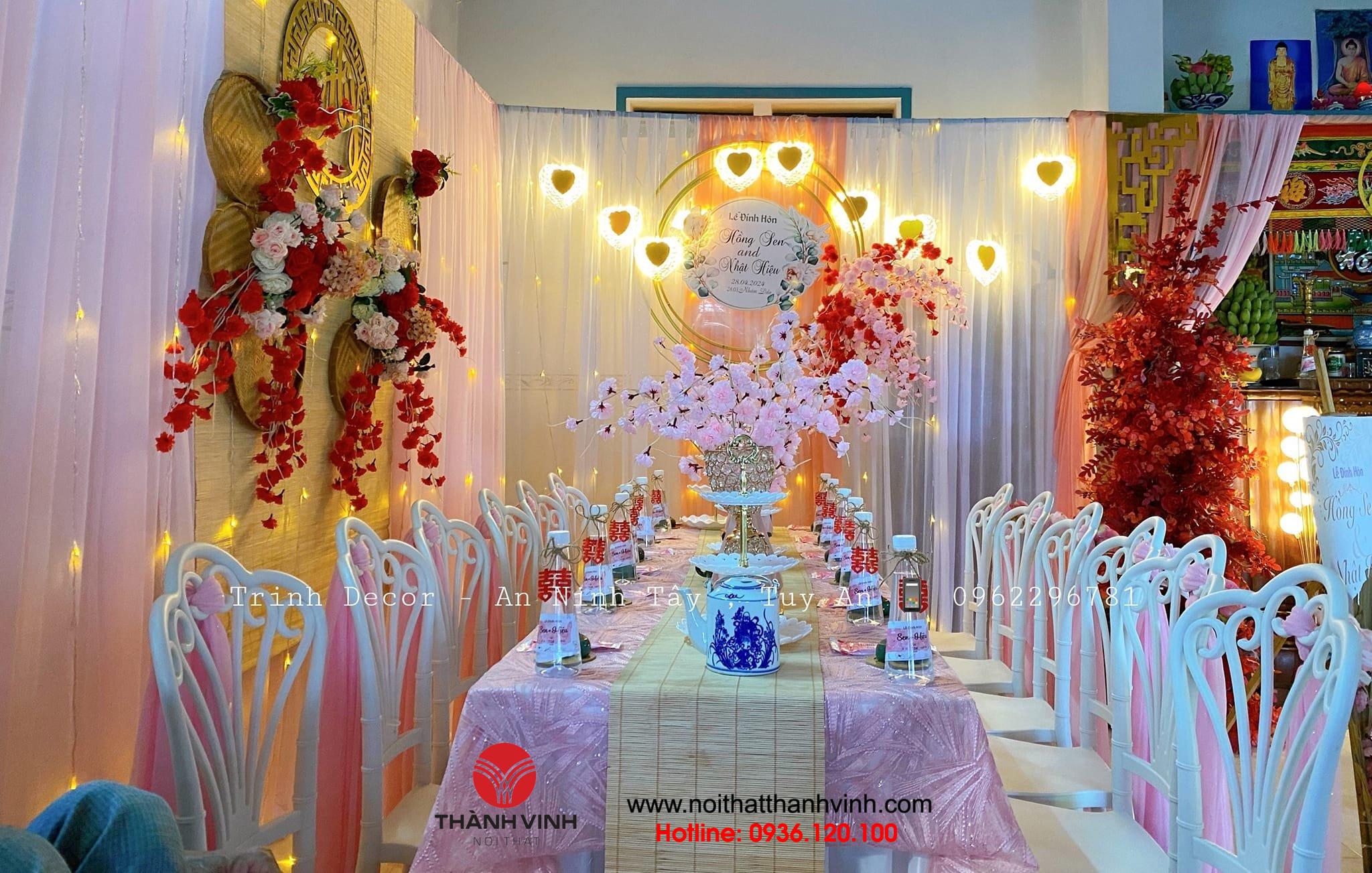 Những chiếc ghế vương miện nhựa kết hợp bàn vuông và hoa để trang trí cho ngày cưới