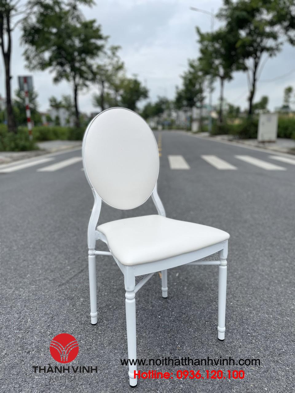 Ghế louis sắt sơn trắng có đệm ghế dày giúp khách ngồi thoải mái khi dự sự kiện