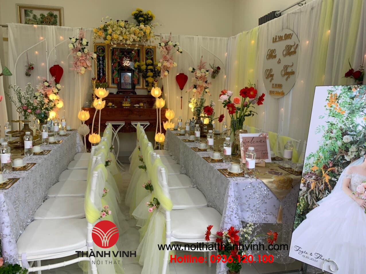 Ghế chiavari tiffany nhựa được kết hợp với hoa và vải voan trong lễ cưới
