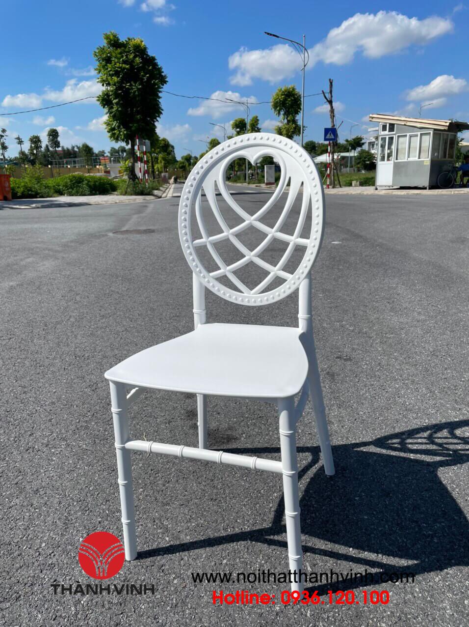 Ghế louis nhựa với lưng ghế thiết kế tỉ mỉ và chắc chắn
