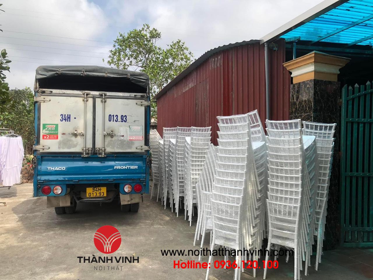Ghế chiavari nhựa được vận chuyển đi Quảng Ninh