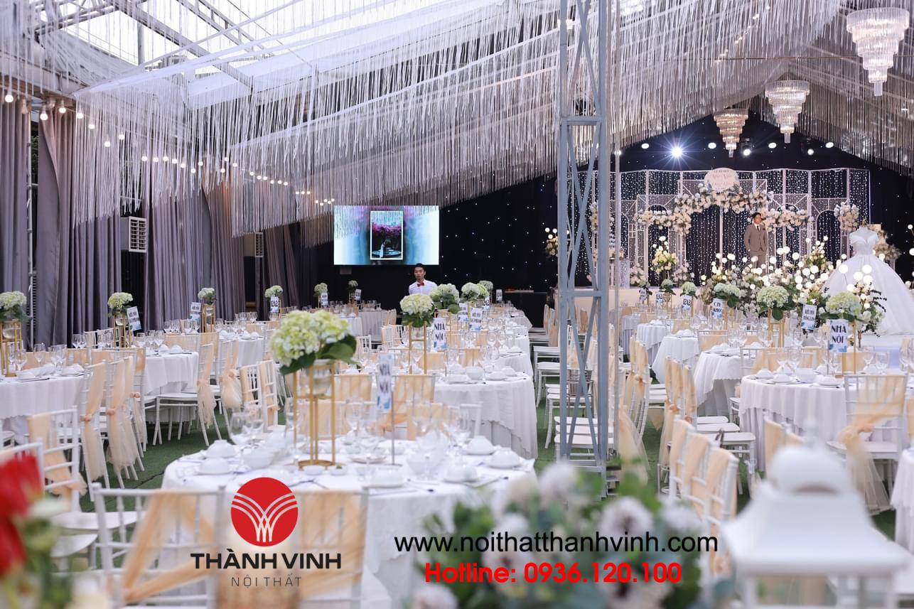 Ghế chiavari nhựa đám cưới được trang trí tuyệt đẹp