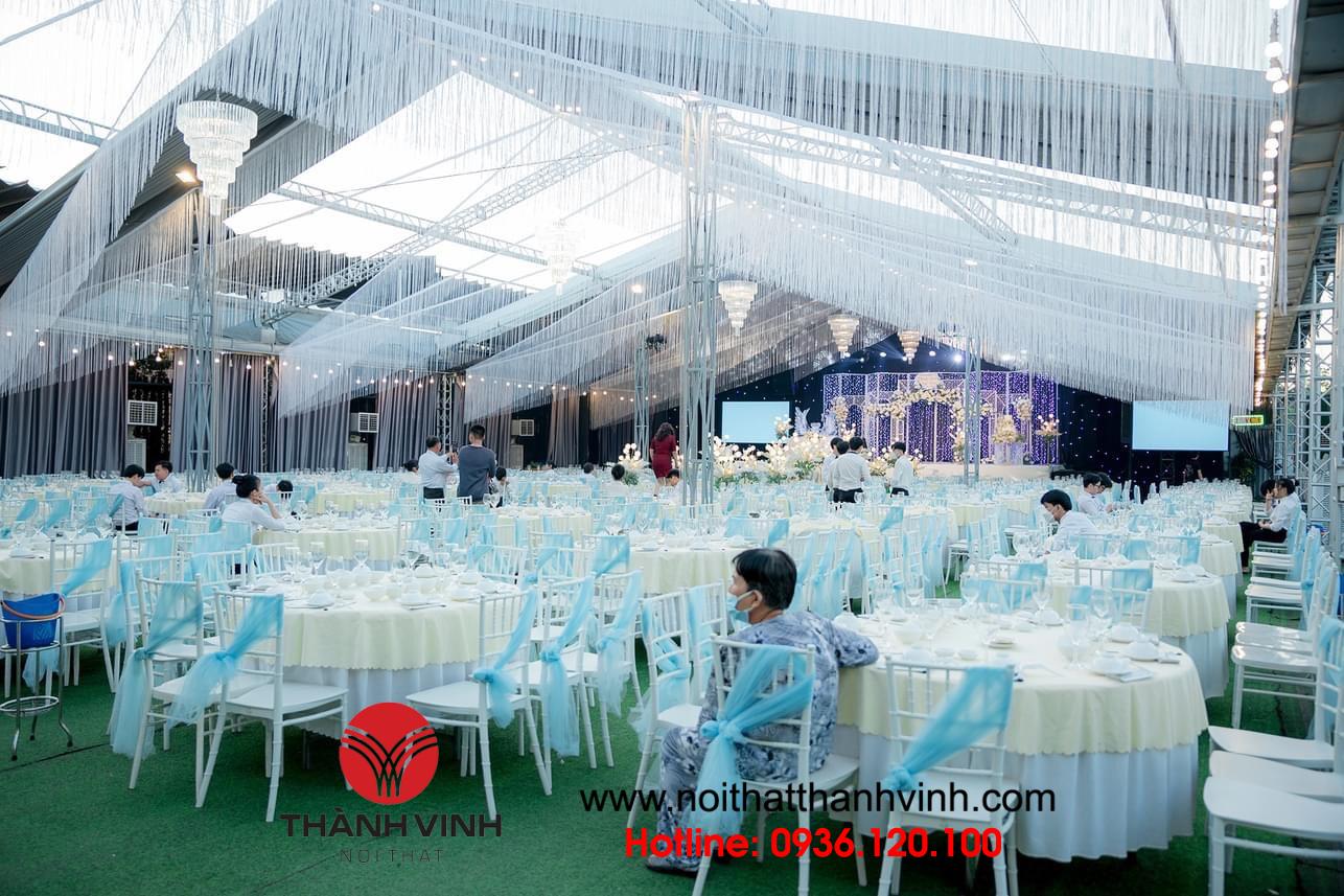 Ghế chiavari nhựa đám cưới nổi bật không gian tiệc cưới