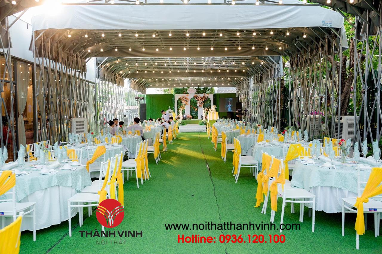 Ghế chiavari nhựa đám cưới được trang trí lộng lẫy