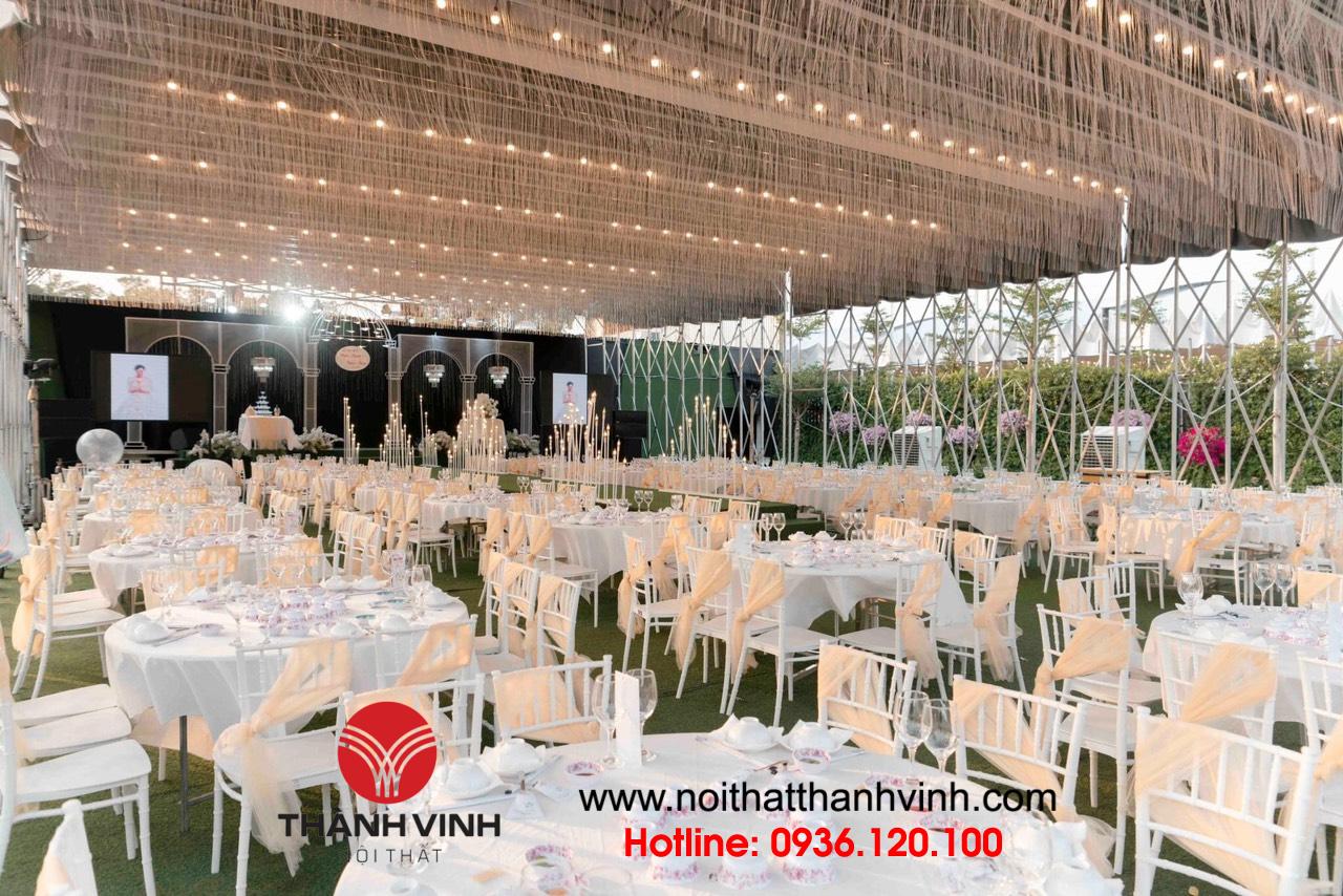 Ghế chiavari nhựa sự lựa chọn tuyệt vời cho tiệc cưới hiện đại